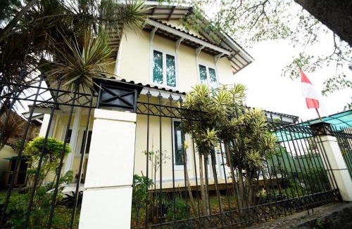 Cipanas Villa | Villa Puncak Kota Bunga, Swarna Villa Swimming Pool