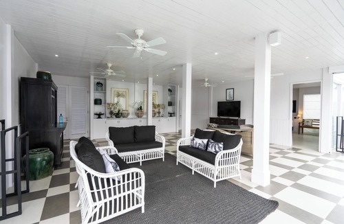 Mushroom Bay Hotel | White Horse Retreat