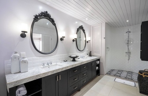 Mushroom Bay Hotel | White Horse Retreat