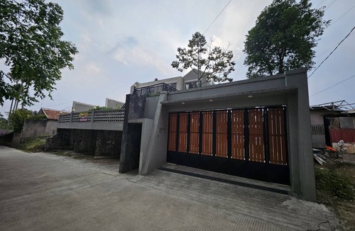 Ciburial House | Wonderful 5-bedroom house with AC in charming Bandung and Mountain Views.