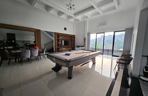 Ciburial House | Wonderful 5-bedroom house with AC in charming Bandung and Mountain Views.