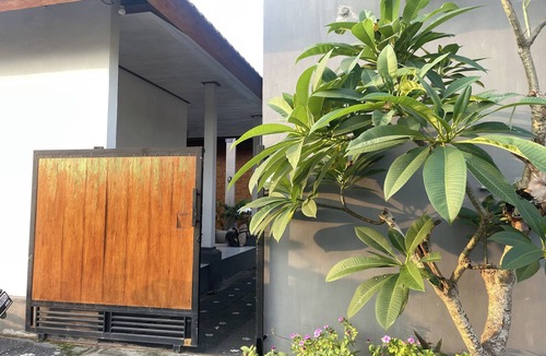 Batu Bolong Hotel | Zee House