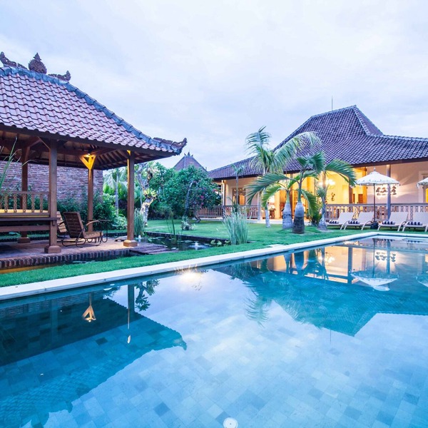 Extensive garden with swimming pool Villa
