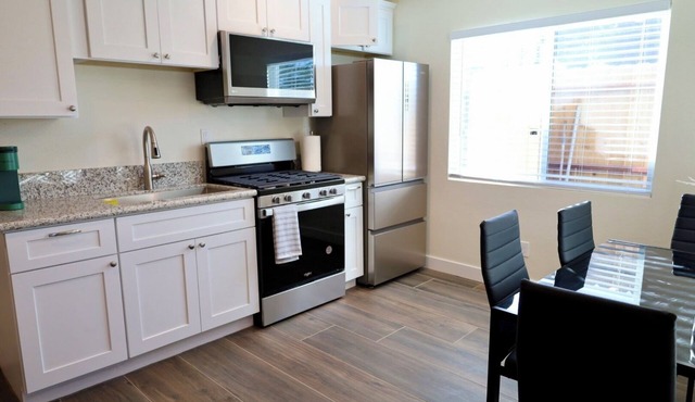 1 bedroom studio centrally located in Riverside Close to CBU, parkview and 91fwy in Riverside