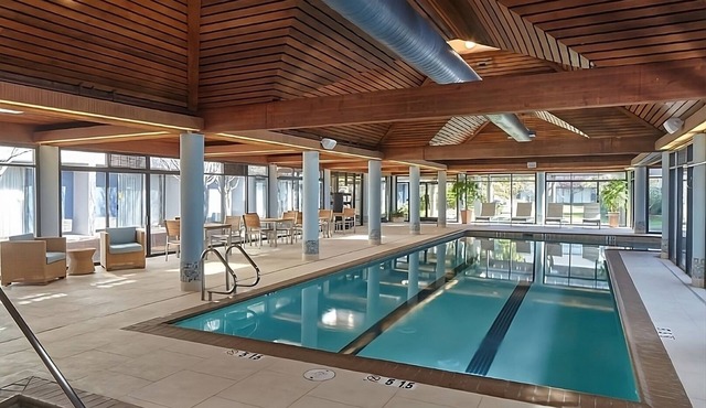 2 Units | Spacious Waterfront Stay near Berkeley Marina with Pool Access in Berkeley