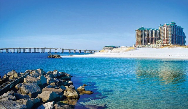 4 Bedroom Plus, Harbor View, on Destin Beach, Wyndham Emerald Grande! in Destin