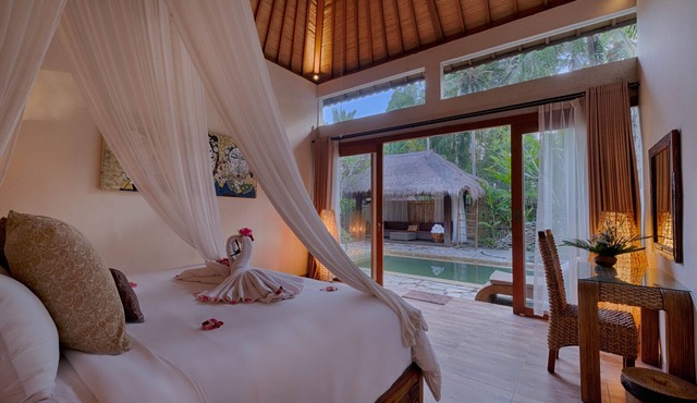4 BR Contemporary Elegance Villa in Ubud with Ethnic Touch and Tatched Roof