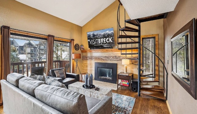 4 O'Clock A16: Ski-In Condo, Gas Fireplace, 1 Block to Snowflake Lift. in Breckenridge