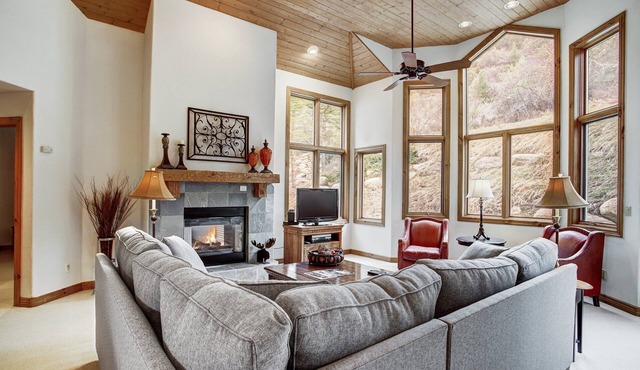 4BR/4BA Private Rustic Home in Arrowhead - Quick Shuttle to the Lift! in Edwards
