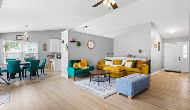 4BR Marvel House Game Room, Sleeps 14 in St. Peters