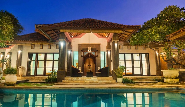 7-bedroom private estate in Nusa Dua. Accommodating up to 14 guests with flexible bedding arrangements. Includes daily breakfast, a private chef, airport transfers, complimentary massages, housekeeping, and a dedicated driver.