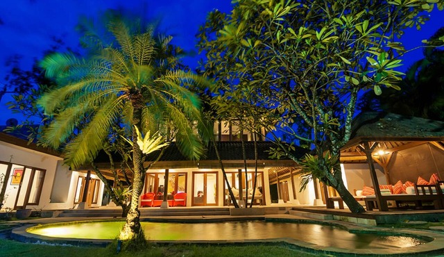 7-bedroom private estate in Seminyak, perfect for large groups and families. Accomodate up to 18 guests. Jasmina Estate includes daily breakfast, a private chef, airport transfers, complimentary massages, housekeeping, and a dedicated driver.