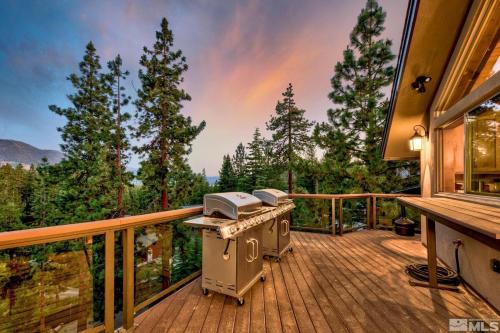 9BR Tahoe Villa, Hot Tub-Sauna-Gym-Game Room LX33 in Zephyr Cove