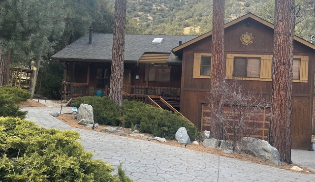 A cheerful cabin in the serenity of the mountains in Pine Mountain Club