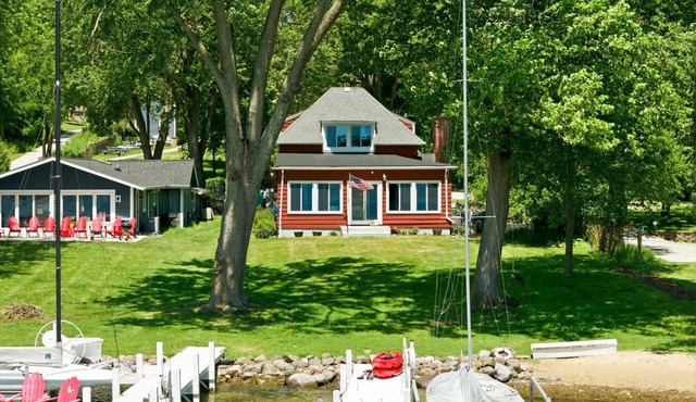 Adorable and completely renovated 4+ bedroom lake house on Pewaukee Lake, WI. in Pewaukee