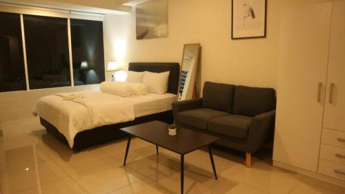 Apartemen Grand Kamala Lagoon by Cleo Room in Pekayon Satu