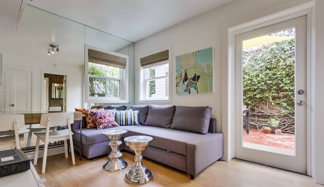 Beachcombers Hideaway, Dog Friendly, Enclosed Patio, 1 Block to Beach in La Jolla