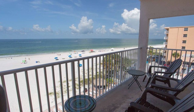 Beachfront Escape with Beach, Pool, Hot Tub & Corner Unit. Tickets Included to Top Attractions Daily in Madeira Beach