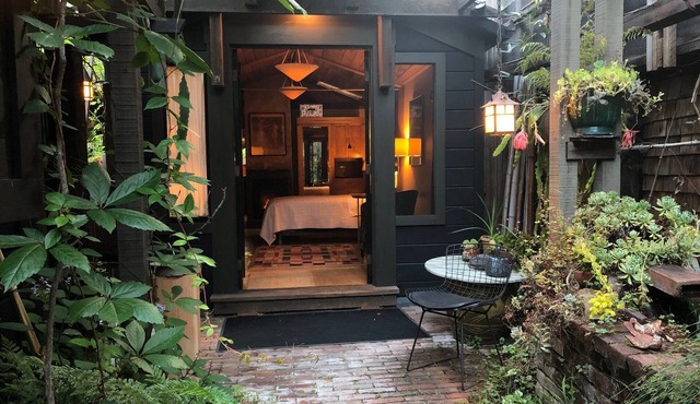 Beautiful and Lush Hidden Wisteria Getaway in Alameda
