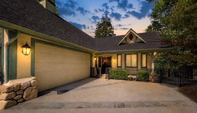 Beautiful home W/Lake Access, Decks, Fire pit, Papoose Lake views, & EV Charger in Lake Arrowhead