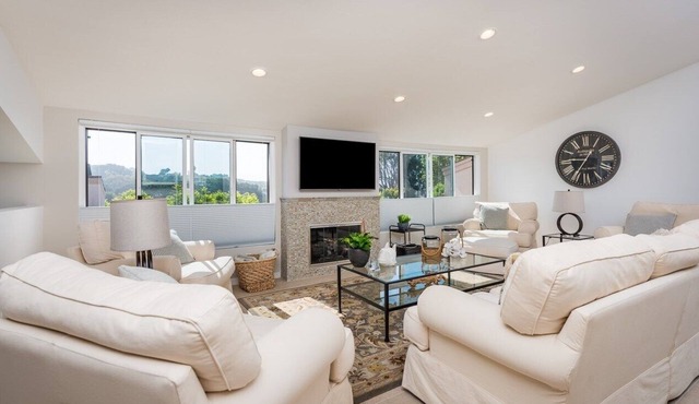 Beautiful Spacious Townhouse! Oceanfront Complex Walking Distance To Everything! in Solana Beach