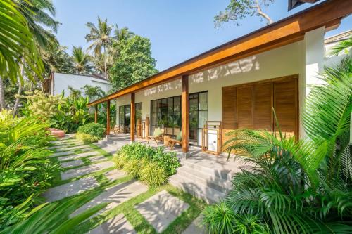 Bergamo by DH - Palm Tree Escape with Pool & Spacious Patio