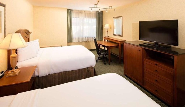 Best Choice! 2 Spacious Units, With Outdoor Pool and Free Parking! in Wenatchee