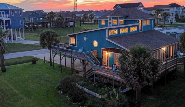 Blue Dolphin Retreat: Room to Roam, Steps to Shore in Freeport