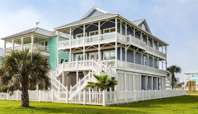 Booking NOW for fall! 5 min walk to beach! Wrap @decks. Gulf Views! in Galveston