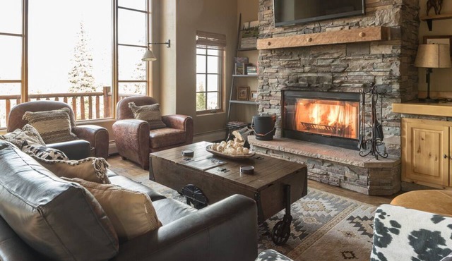 Bootlegger Run Ski Access | Hot Tub in Big Sky