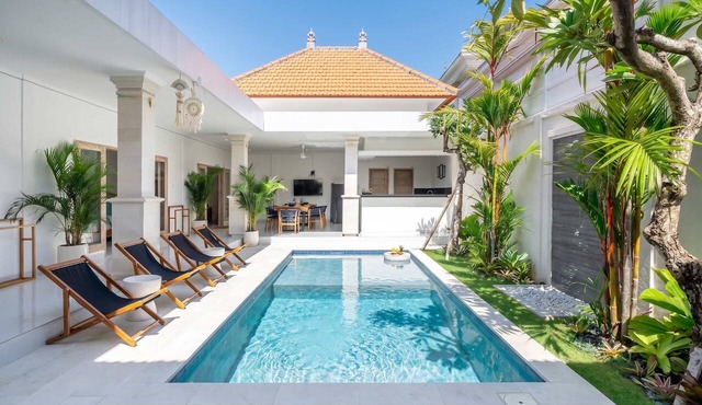 Brand new private villa, large pool, beach access in Kabupaten Badung