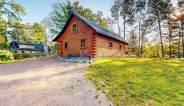 Brand-new riverfront cabin with a open layout, gas grill, and W/D - dog-friendly in Tomahawk