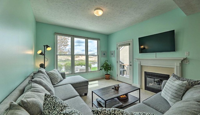 Bright Manistee Condo w/Beach + Pool Access! in Manistee