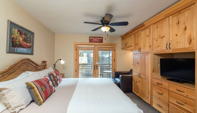 Bright Riverside Condo + Hot Tub Access in Telluride