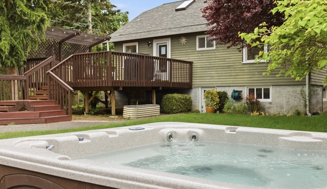 Central AC-Proctor Boho house with cool vibes and hot tub. Family & Pet-Friendly in Tacoma