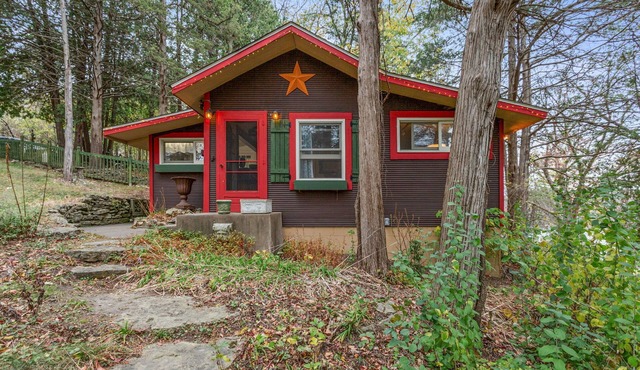 Charming 1920's cottage in Afton up on bluff, river views! Swim, hike, explore! in Hastings