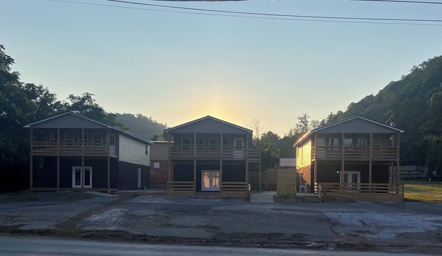 Charming 2-bed/1 bath apartment in Logan near HMTS, dining, and shopping in Logan