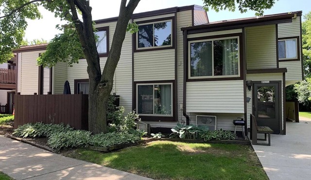 Charming 2-bedroom condo with AC, WiFi in delightful Suburban Milwaukee in Milwaukee