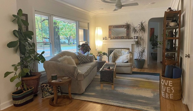 Charming 2-bedroom house on quiet street in Carbondale in Carbondale
