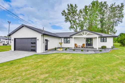 Charming Middlebury Retreat w/Patio & Fire Pit in Middlebury