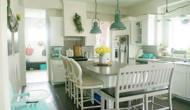 Cheerful 5 bedroom with indoor fireplace in Wayzata