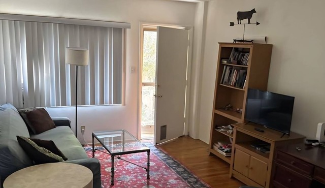 Chic 1-bedroom apartment in Beverly Hills WiFi, AC, walk to Cedars Sinai! in Beverly Hills