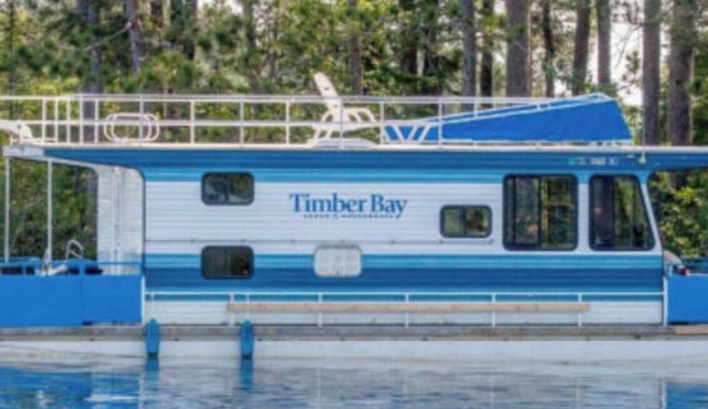 Classic Bunkhouse on the water: The Seagull Houseboat in Babbitt