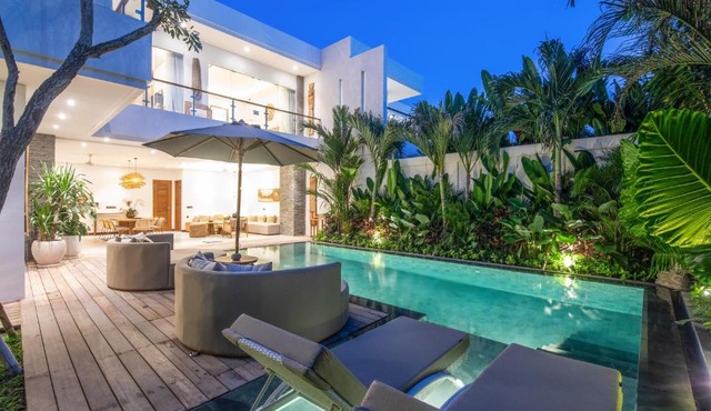 Coastal Elegance 4BR Villa, 400m to Finns