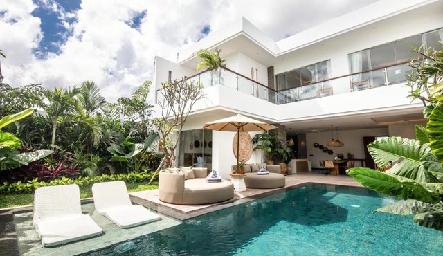 Coastal Elegance 4BR Villa, 400m to Finns,