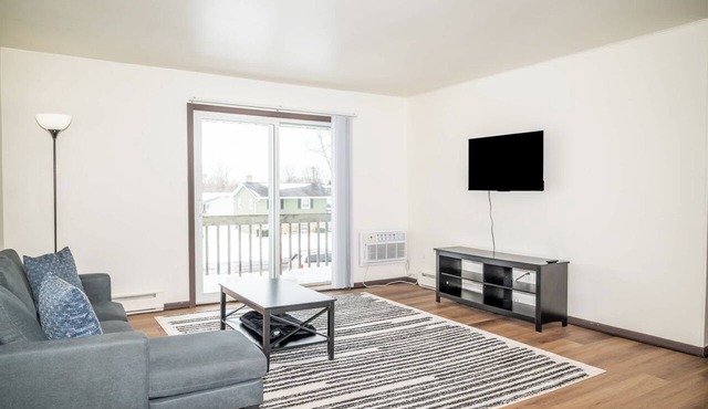 Cozy 1 Bedroom Apartment with King Bed & Patio Near Madison in Sun Prairie