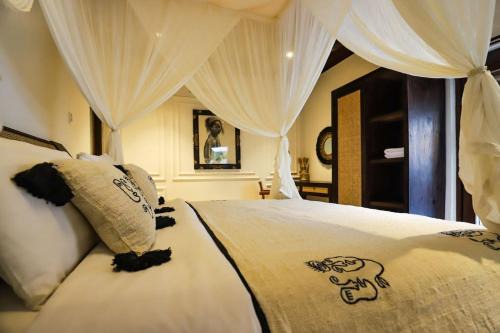 Cozy and Authentic 1-BDR with Balinese Temples in Ubud