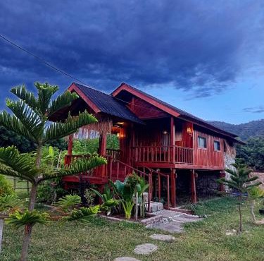 Cozy cove hut in Pulau Sarang