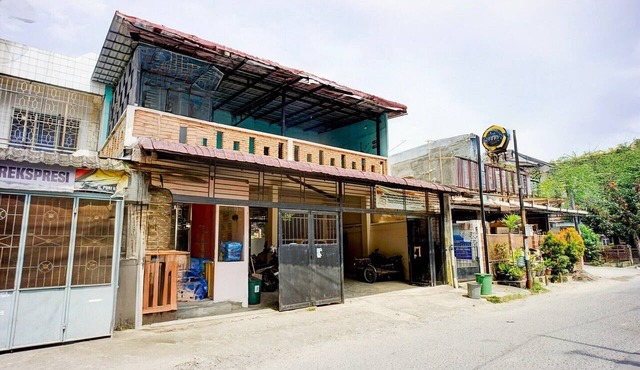 Cozy Double Escape W/Free WiFi and Parking in Medan