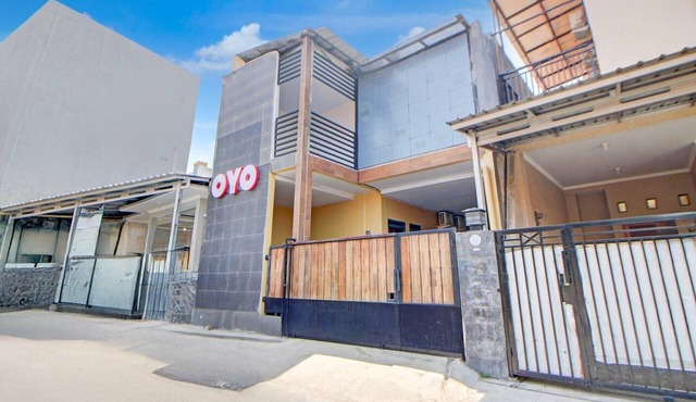 Cozy Double Escape W/Free WiFi and Parking in Tegal